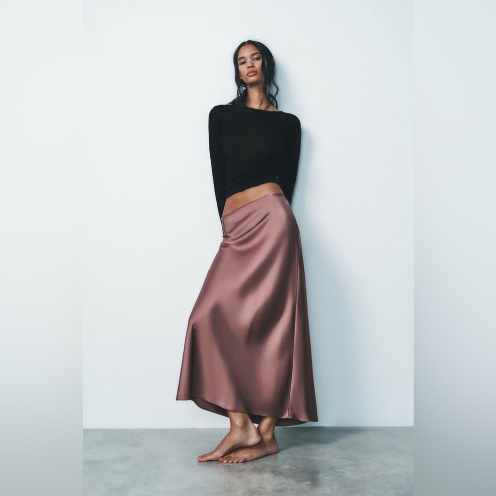Skirt with a high elastic waistband. 
SATIN EFFECT MIDI SKIRT
